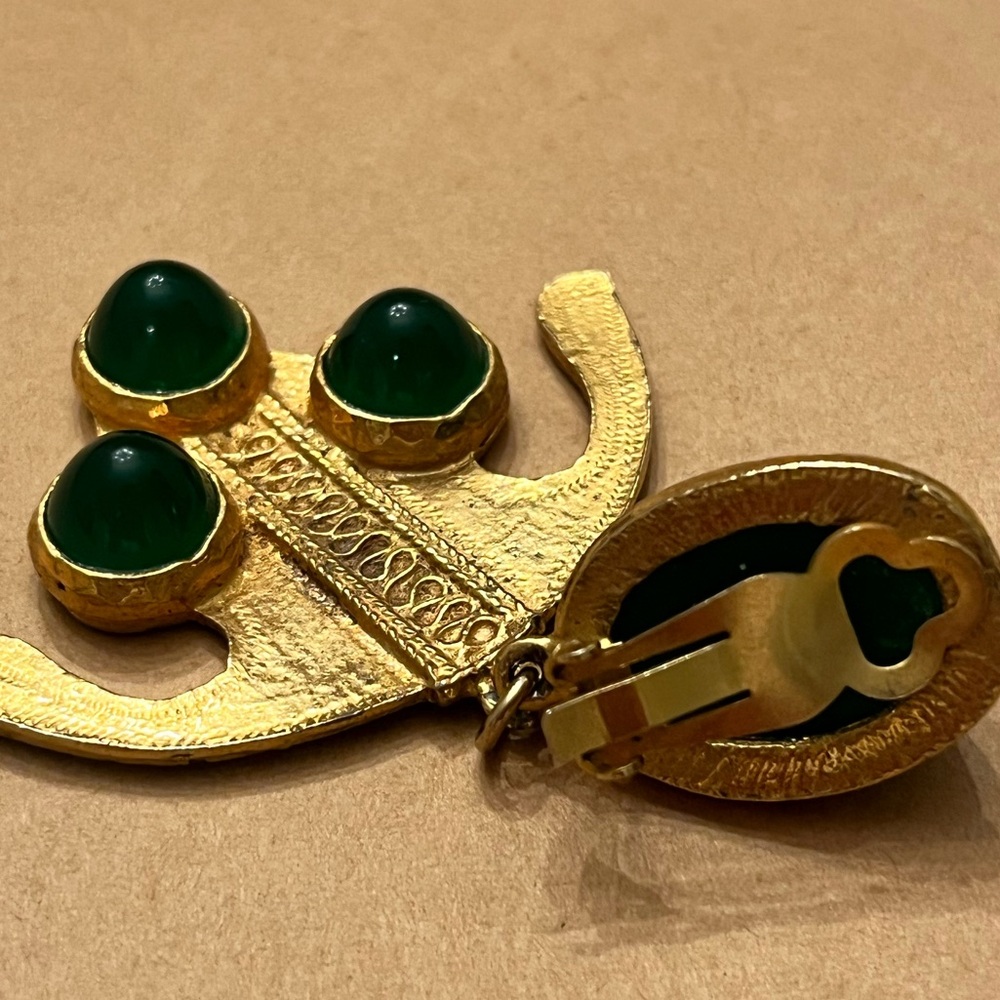 ALEXIS KIRK Signed Etruscan Style Earrings Gold Tone Green Cabochons Clip On - Picture 4 of 9